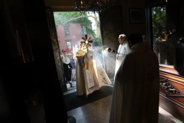 La custodia con la Eucaristía en uno de sus paradas en Nueva York. Crédito: Jeffrey Bruno / CNA