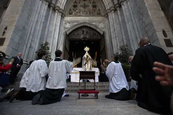 El Cardenal Dolan sostiene la Eucaristía en la Catedral de San Patricio. Crédito: Jeffrey Bruno / CNA