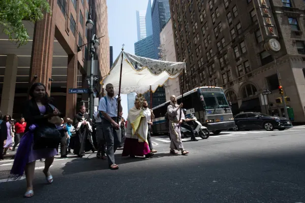 El Obispo Gerardo Colacicco porta la Eucaristía en las calles de Nueva York. Crédito: Jeffrey Bruno / CNA