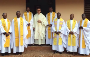 P. Fernando Domingues junto con formadores del seminario de Benu00edn. Foto: OMP. 