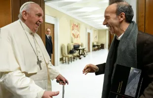 El Papa Francisco con Roberto Benigni. Crédito: Vatican Media 