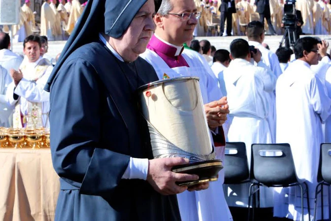 [VIDEO] Exhiben camiseta ensangrentada de Pablo VI en ceremonia de beatificación