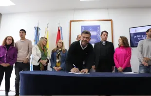 Candidatos firmando el Pacto Social Crédito: Universidad Católica de Santa Fe