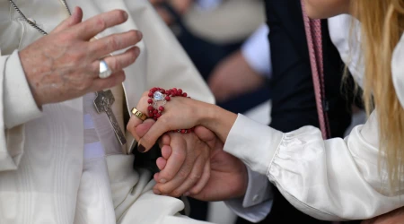 Fotografía del Papa Francisco dando la mano a unos esposos durante una Audiencia General