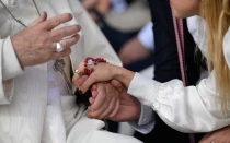 Fotografía del Papa Francisco dando la mano a unos esposos durante una Audiencia General