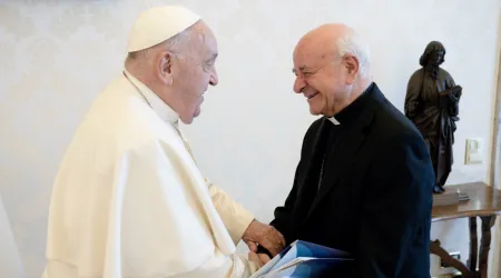 El Papa Francisco recibe al presidente de la Pontificia Academia para la Vida, Mons. Vincenzo Paglia.