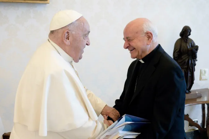 El Papa Francisco recibe al presidente de la Pontificia Academia para la Vida, Mons. Vincenzo Paglia.