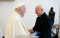 El Papa Francisco recibe al presidente de la Pontificia Academia para la Vida, Mons. Vincenzo Paglia.