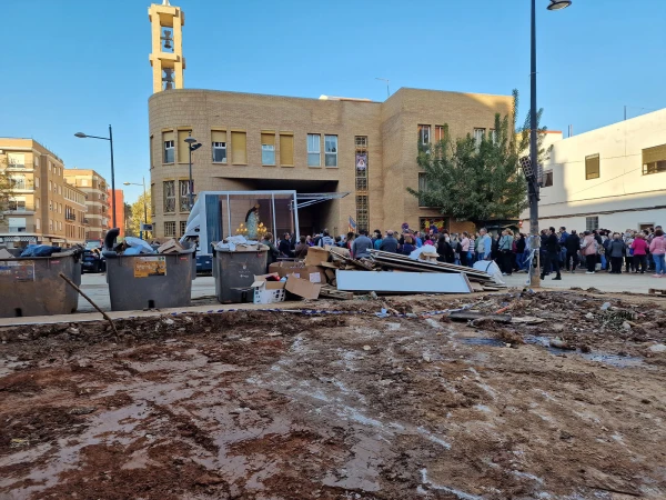 The Virgin, followed by those affected by the DANA, passes by the rubble left by the flood. Credit: Archdiocese of Valencia.