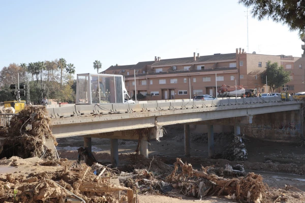 The pilgrim Virgin of the Forsaken as she passes over a bridge in Paiporta (Valencia). Credit: Archdiocese of Valencia.