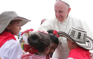 El Papa Francisco con un grupo de niños en Colombia / Foto: Nelson Cárdenas  
