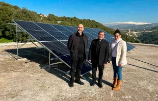Ampliación del sistema de paneles solares en el Centro Pastoral de la Diócesis maronita de Batroun (Líbano). Crédito: ACN.