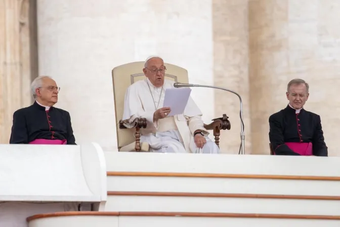 El Papa Francisco lee su catequesis en la Audiencia General de este 19 de junio