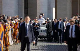 El Papa Francisco llega a la Plaza de San Pedro este 26 de junio Crédito: Daniel Ibáñez/ EWTN News