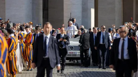 El Papa Francisco llega a la Plaza de San Pedro este 26 de junio