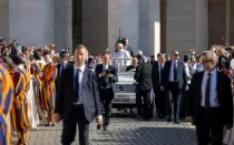 El Papa Francisco llega a la Plaza de San Pedro este 26 de junio