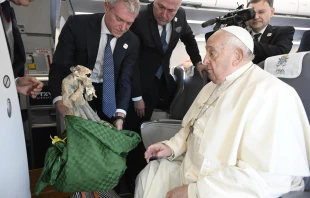 El Papa Francisco recibe un ángel dañado por la DANA en Valencia. Crédito: Vatican Media.