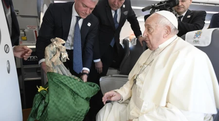 El Papa Francisco recibe un ángel dañado por la DANA en Valencia.