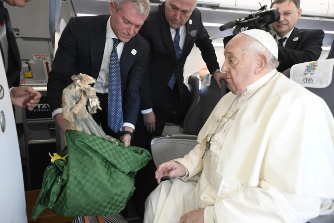 El Papa Francisco recibe un ángel dañado por la DANA en Valencia.