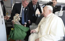 El Papa Francisco recibe un ángel dañado por la DANA en Valencia.