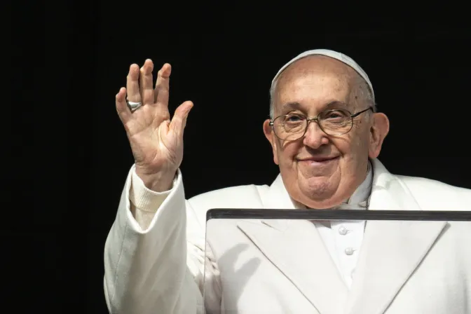 El Papa Francisco saluda durante el Ángelus de este 8 de diciembre