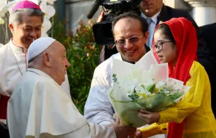 El Papa Francisco recibe un regalo durante su viaje a Asia y Oceanía en septiembre de 2024. Crédito: Daniel Ibáñez / EWTN News.