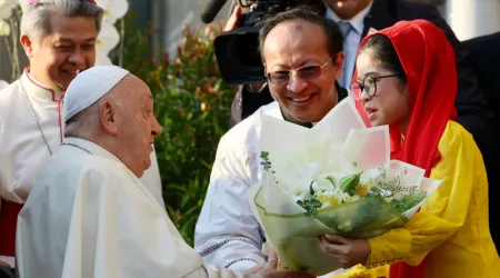 El Papa Francisco recibe un regalo durante su viaje a Asia y Oceanía en septiembre de 2024.