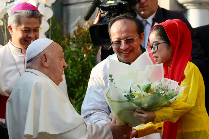 El Papa Francisco recibe un regalo durante su viaje a Asia y Oceanía en septiembre de 2024.