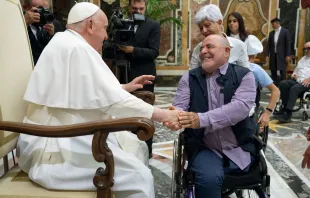 El Papa con un miembro de la Asociación Nacional de Trabajadores con Discapacidad Laboral Crédito: Vatican Media