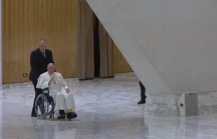 El Papa Francisco llega a la audiencia del 28 de febrero de 2024. Crédito: Vatican Media.