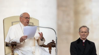 El Papa Francisco se dirige a los fieles congregados en la Plaza de San Pedro durante una audiencia general.