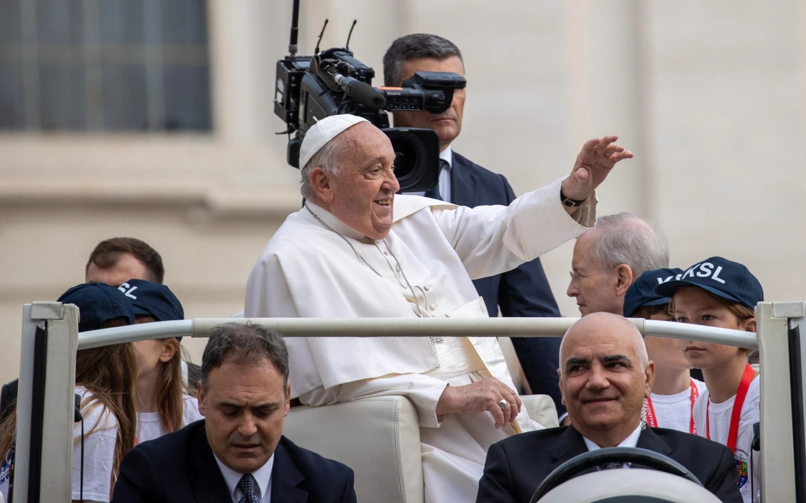 El Papa Francisco saluda a los fieles presentes en la Plaza de San Pedro el 16 de octubre de 2024.?w=200&h=150