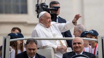 El Papa Francisco saluda a los fieles presentes en la Plaza de San Pedro el 16 de octubre de 2024.