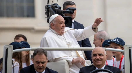 El Papa Francisco saluda a los fieles presentes en la Plaza de San Pedro el 16 de octubre de 2024.