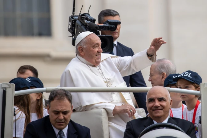 El Papa Francisco saluda a los presentes en la Audiencia General del 16 de octubre de 2024.