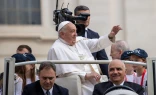 El Papa Francisco saluda a los fieles presentes en la Plaza de San Pedro el 16 de octubre de 2024.