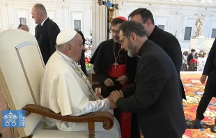 El Cardenal José Cobo presenta a sus nuevos obispos auxiliares al Papa Francisco. Crédito: Vatican Media.