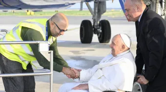 El Papa Francisco sube al avión que le lleva a Luxemburgo