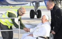 El Papa Francisco sube al avión que le lleva a Luxemburgo