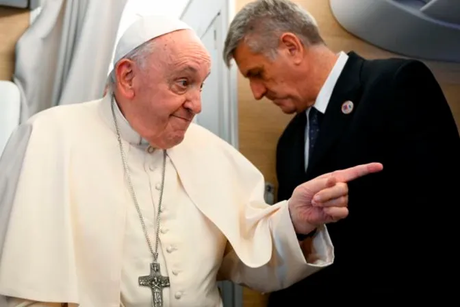 El Papa responde a las preguntas de la prensa abordo del vuelo de regreso de Mongolia a Roma