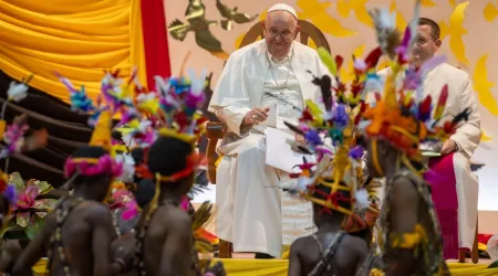 El Papa Francisco durante su encuentro con niños acogidos en Papúa Nueva Guinea