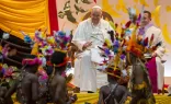 El Papa Francisco durante su encuentro con niños acogidos en Papúa Nueva Guinea