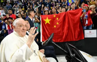 El Papa Francisco saluda ante fieles chinos en Ulán Bator (Mongolia). Crédito: Vatican Media