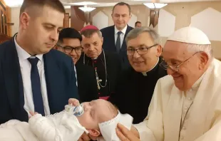 El Papa Francisco bautiza a niño de Ucrania en el Vaticano Crédito:Vatican Media