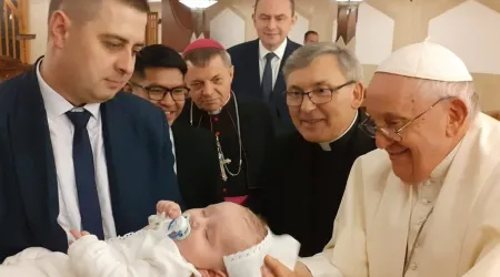 El Papa Francisco bautiza a niño de Ucrania en el Vaticano