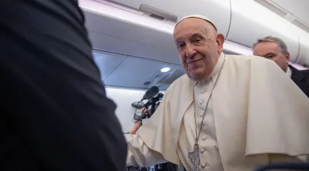 El Papa Francisco en el avión que le llevó a Yakarta el pasado 2 de septiembre.