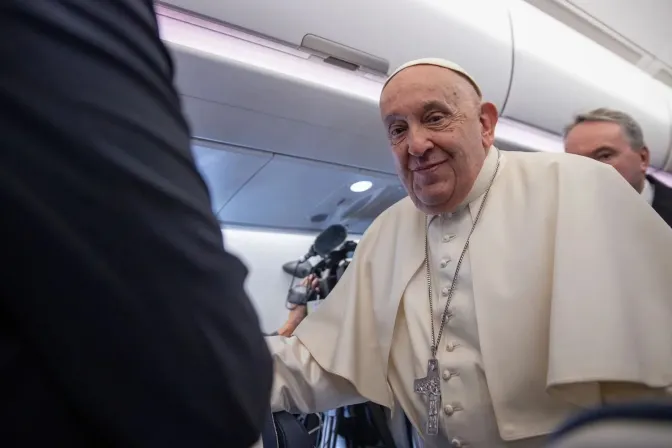 El Papa Francisco en el avión que le llevó a Yakarta el pasado 2 de septiembre.