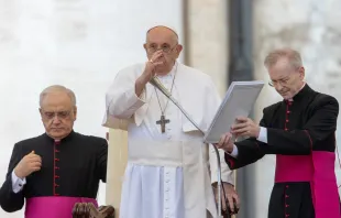 El Papa Francisco bendice a los fieles presentes en la Audiencia General de este 25 de octubre Crédito: Daniel Ibáñez/ACI Prensa