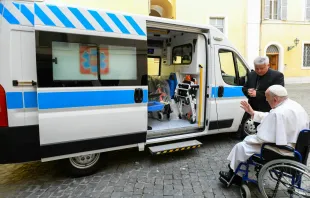 El Papa Francisco bendice la ambulancia junto al Cardenal Konrad Krajewski Crédito: Dicasterio para la Caridad
