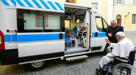 El Papa Francisco bendice la ambulancia junto al Cardenal Konrad Krajewski